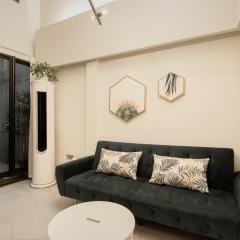 Shanghai Hills & Gefii Petite Terrace 2 rooms Family Downtown Suite close to Metro Line 2 Jing'an Temple