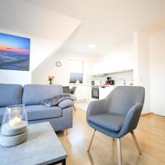 Ferienwohnung Meerfarbig Zingst - HAUSTIERFREI -Balkon - Glasfaser - Parkplatz - Fahrradschuppen - zentral&ruhig - E-Ladesäule - Waschtrockner - Nichtraucher