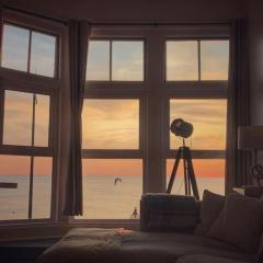 Fantastic 3 Bed Beachfront Flat with Seaview