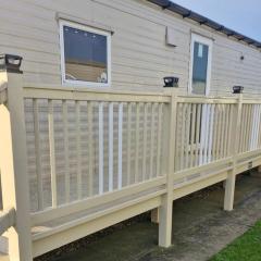 Meadow View 3-Bed Caravan - Sleeps 8 - PetFriendly