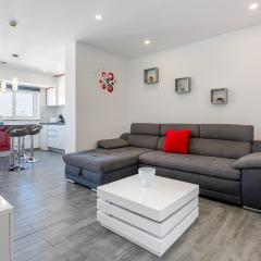 Red Velvet 1 BDR Flat With Balcony by LovelyStay