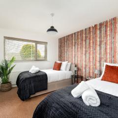 Long Stays-Sleeps 9-Parking-By FabAccommodation