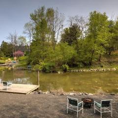 Cozy Athens Cabin on the Lake with Hot Tub & Backyard