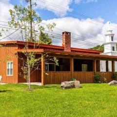 Mountain Cabin with Scenic Views and Hot Tub