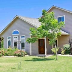 Hailey's Cottage on Small Farm-16 minutes to Silos