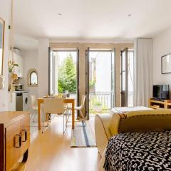 Sunny Priorado Vintage studio with balcony