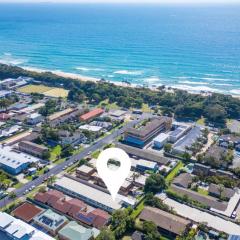 Sunset Palms - Stylish Retreat, BBQ, Walk to Beach