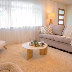 Four Palms, 8 min walk to Beach- Pet Friendly