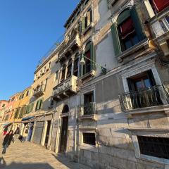 Large Three-bedroom Apartment with Canal View in Cananregio