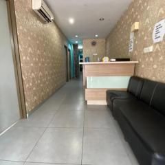 OYO 89760 Harmoni Inn Hotel