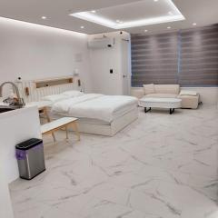 5 seconds to Dongmyo Station