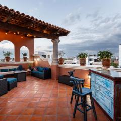 Casa Mimosa, 3BR Retreat with Rooftop & City Views