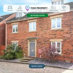 Stylish 6 Bedroom 3 Bathroom Detached House with Free Parking, Super-Fast Wifi, Pool Table, Smart TVs with Netflix by Yoko Property