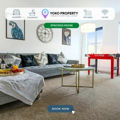 Large 6 Bedroom House with Free Parking, Smart TV with Netflix, Fast Wifi, Air Hockey & Garden by Yoko Property