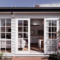 Sandy Bay splendour - Steps from the seaside