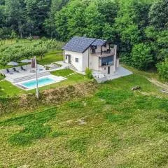 2 Bedroom Nice Home In Radoisce