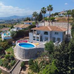 Heated pool and fantastic views BBQ Beach 5 mins