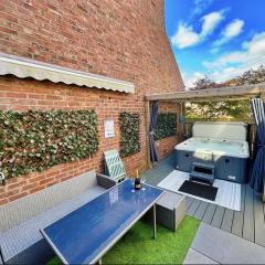 Hot Tub, Free Parking, Near Shops & Restaurants, Location 1m to City
