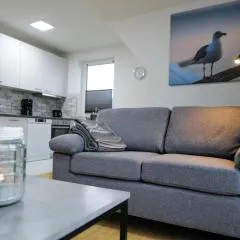 Ferienwohnungen Meerfarbig Zingst - HAUSTIERFREI -Terrasse mit Strandkorb oder Balkon - E-Ladesäule - Parkplatz - WLAN - Fahrradschuppen - Waschtrockner - ruhig und zentral - Nichtraucher