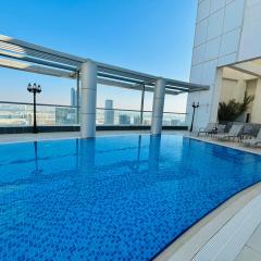 Stunning Studio with Rooftop Pool, Balcony & Gym