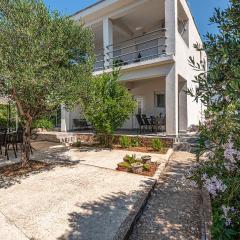 2 Bedroom Cozy Apartment In Zaboric