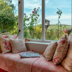 Charming 17th Cent Secluded Country Cottage Garden - Pass the Keys