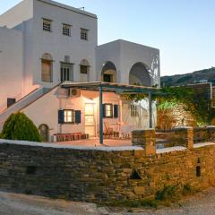 La Luna in Agia Barbara Tinos