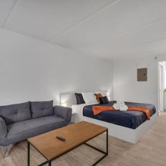 King Suite Retreat w Pool and Free Parking 7 mins to Disney