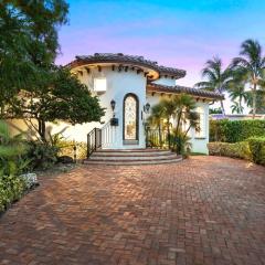 Luxurious 5BR and 3BA Lakefront Villa near Beach