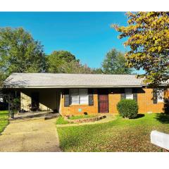 Comfortable Tuscaloosa Retreat