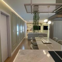 Apto 2 Suítes, tudo novo, na Avenida Atlantica, pé na areia e com vista mar