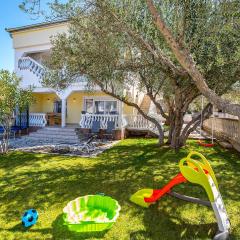 Lovely Apartment In Karin Gornji
