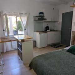 STUDIO avec PARKING TOUT A PIED et CALME