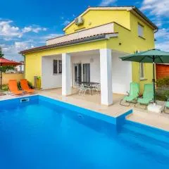 Four-Bedroom Holiday Home In Valbandon