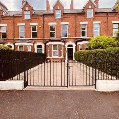 4BR Spacious Home- 5 Mins to City- Free Secure Parking