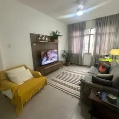 Espaçoso apartamento reformado em Copacabana