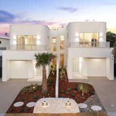 Nirvana, Mineral Swimming Pool, close to Beaches