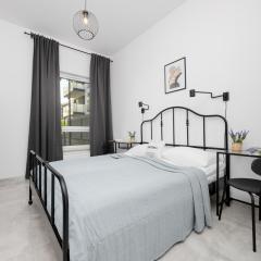 Wyjątkowy Apartament z Uroczym Ogródkiem oraz Parkingiem by Noclegi Renters