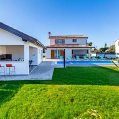 Villa Alba Rossa near Pula for 6 people with private 50 m2 pool only 1 km from the beach