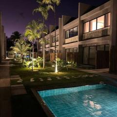 Vila Manah 203, Quarto e sala, acomoda 4 pessoas com Ar Condicionado, Wifi, Smart Tv, Cozinha completa, Portaria 24h e Estacionamento