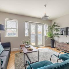 Modern 2 Bed Oasis - Private parking & Garden