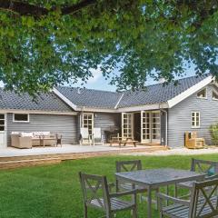 Cozy Home In Væggerløse With Sauna