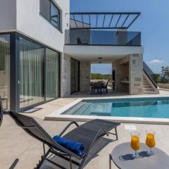 Luxury Villa RoMa 1 ,with heated saltwater pool, parking, high speed Internet, BBQ,