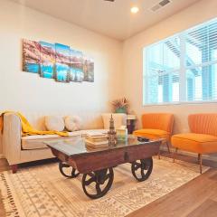 Aurora Haven, Charming Mountain front Retreat