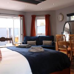 Stylish Escape With Wood-Fired Hot Tub