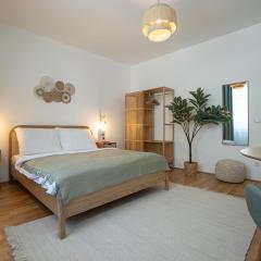 Bright Modern Studio in Center with a Queen Bed