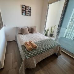 Apartamento a la par del aeropuerto con gran balcón 1 habitación!