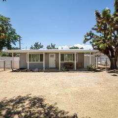 15 min to JT Park Hot Tub Cute Design Full Kitchen