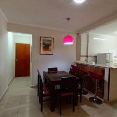 Praia Pitangueiras- Apartamento Quarto e sala - Vaga garagem- Duas quadras da praia- Próximo mercado, bares e restaurantes