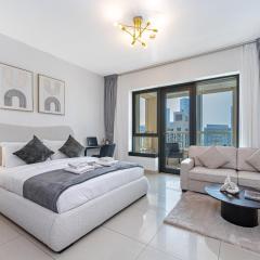 Downtown Gem I Studio with Balcony & Amenities